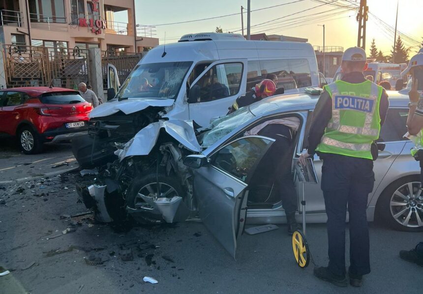 foto plan rosu activat dupa un accident intre un microbuz si un autoturism la iesire din mangalia 68bfb7c938096