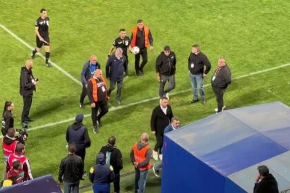 foto si video ce nu s a vazut la tv eugen neagoe a sarit la arbitru la pauza meciului petrolul rapid 68d83168b6ac6