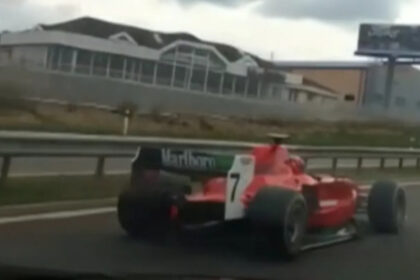 foto soferul fantoma al unei masini tip formula 1 identificat in sfarsit de politistii cehi bolidul alerga pe autostrazi din 2019 68be9edd854e8