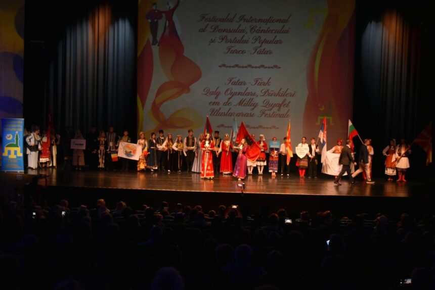 foto spectacol de gala la constanta festivalul international al dansului cantecului si portului popular turco tatar a reunit comunitati din turcia europa de est si romania 68bd4c964889b