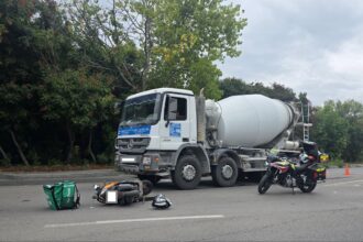 foto un moped s a lovit de o betoniera accident la intersectia bulevardelor tomis cu aurel vlaicu zona vaporas 68ca909ec831e