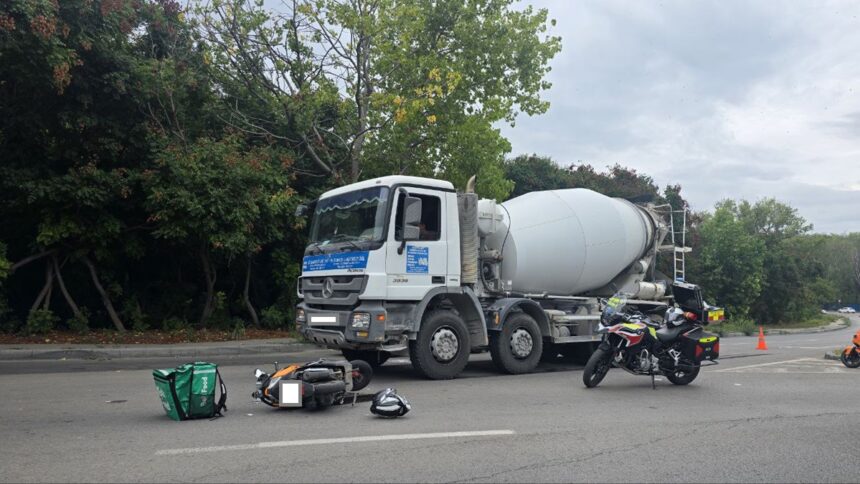 foto un moped s a lovit de o betoniera accident la intersectia bulevardelor tomis cu aurel vlaicu zona vaporas 68ca909ec831e