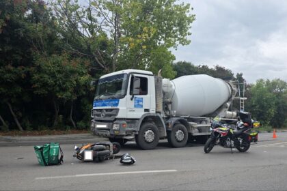 foto un moped s a lovit o betoniera accident la intersectia bulevardelor tomis cu aurel vlaicu zona vaporas 68ca8d4735e3e