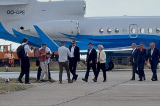 foto ursula von der leyen a ajuns la mihail kogalniceanu alaturi de nicusor dan 68b595abc9e9a