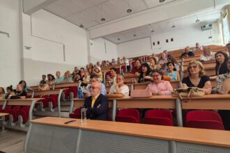 foto video reuniune emotionanta la ovidius promotia 1985 a rememorat cu bucurie amintirile anilor de liceu 68bba7b817dc9