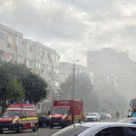 foto video traficul rutier pe strada soveja este blocat sunt degajari de fum gros in urma incendiului izbucnit la mansarda unui bloc 68c6c9eaa1cc4