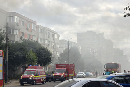 foto video traficul rutier pe strada soveja este blocat sunt degajari de fum gros in urma incendiului izbucnit la mansarda unui bloc 68c6c9eaa1cc4