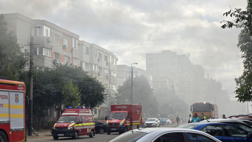 foto video traficul rutier pe strada soveja este blocat sunt degajari de fum gros in urma incendiului izbucnit la mansarda unui bloc 68c6c9eaa1cc4