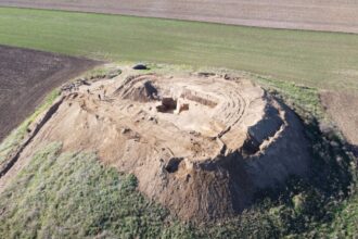 galerie foto descoperiri impresionante la mangalia in cea mai mare movila funerara din sudul dobrogei 68b8cc7584427