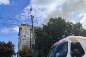galerie foto incendiu la mansarda unui bloc din constanta un barbat a fost gasit inconstient in apartament 68c6bc674fbb7