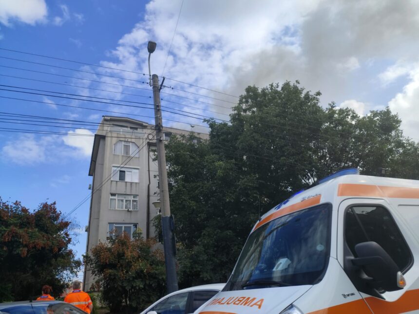 galerie foto incendiu la mansarda unui bloc din constanta un barbat a fost gasit inconstient in apartament 68c6bc674fbb7