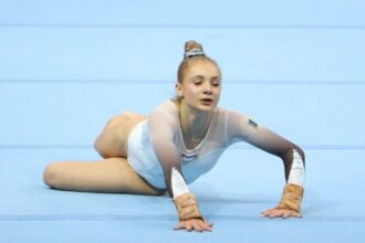gimnasta de la csm constanta sabrina voinea lupta pentru medalii la cupa mondiala de la paris 68c1c10e7e976