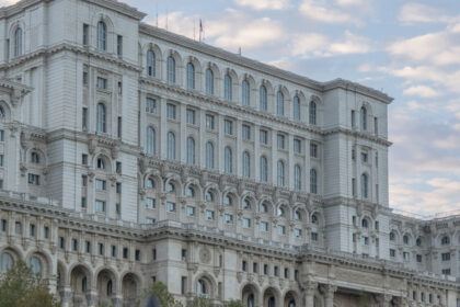 guvernul isi angajeaza raspunderea pe cinci proiecte din pachetul doi de reforma senatul si camera in sedinte comune succesive 68b56a2f76ae4