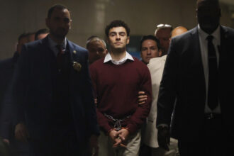 imaginea unui criminal celebru folosita online pentru vanzarea de haine luigi mangione e judecat pentru uciderea unui ceo american 68b85dbdf1f89