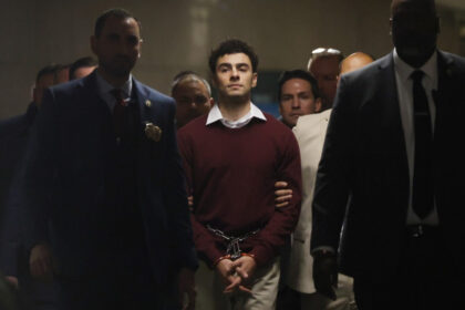 imaginea unui criminal celebru folosita online pentru vanzarea de haine luigi mangione e judecat pentru uciderea unui ceo american 68b85dbdf1f89