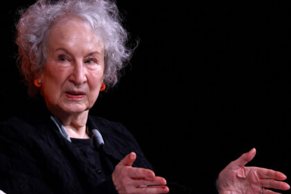 imi pare rau ministrul vostru al educatiei crede ca sunteti prosti reactia virala a scriitoarei margaret atwood 68b84463ee2a3