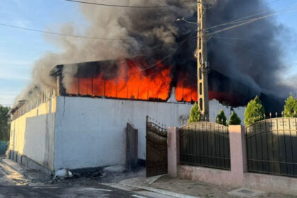 incendiu in judetul galati arde o hala din sendreni unde erau depozitate uleiuri si peleti 68bbebc5c0d3e