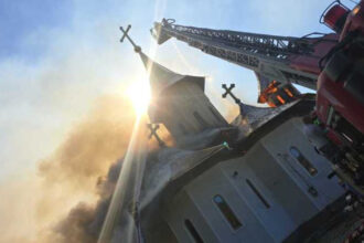 incendiu puternic la turlele unei biserici din suceava flacarile ameninta intregul lacas de cult 68baf6259bbfb