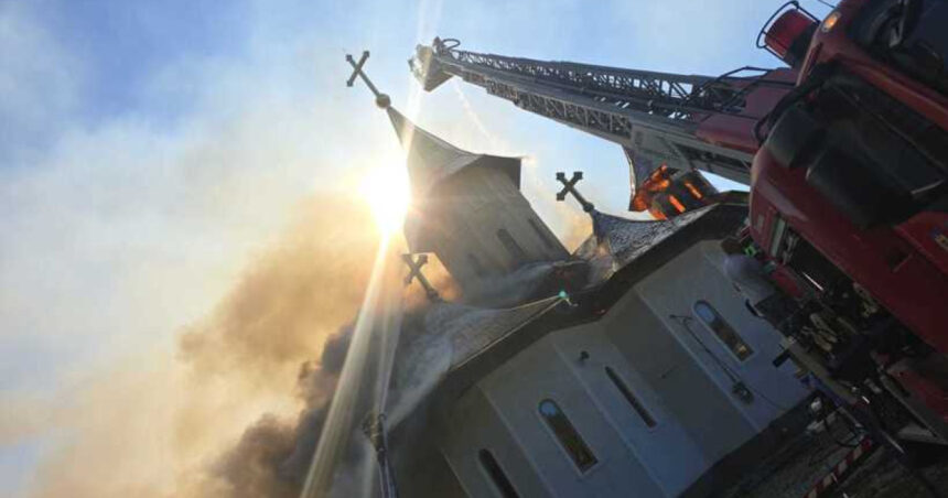 incendiu puternic la turlele unei biserici din suceava flacarile ameninta intregul lacas de cult 68baf6259bbfb