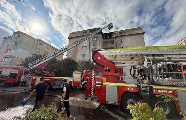 incendiu violent la mansarda unui bloc din constanta zeci de persoane s au evacuat 68c7dbf6728bc