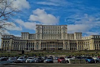 incident grav la palatul parlamentului o femeie prinsa cu sase cutite asupra sa 68c3f5d845614