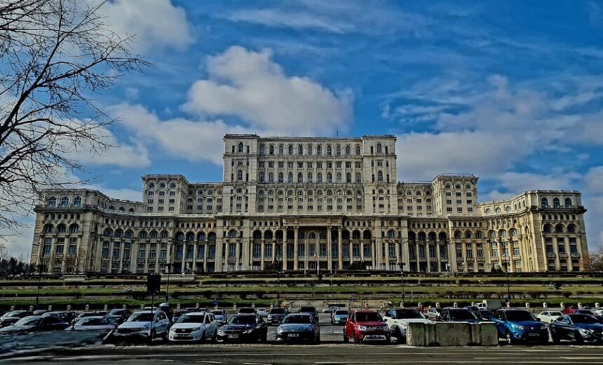 incident grav la palatul parlamentului o femeie prinsa cu sase cutite asupra sa 68c3f5d845614