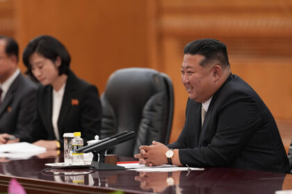 kim jong un s a afisat cu un ceas elvetian de lux la beijing cat costa bijuteria de la mana dictatorului nord coreean 68baa9db735de