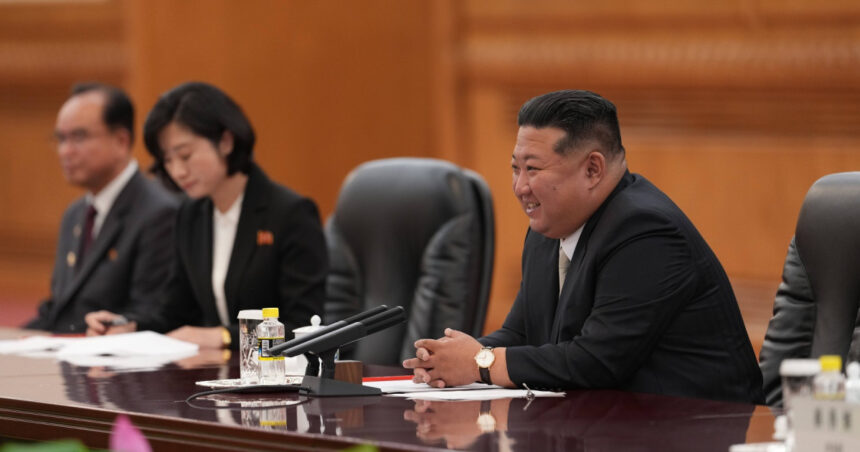 kim jong un s a afisat cu un ceas elvetian de lux la beijing cat costa bijuteria de la mana dictatorului nord coreean 68baa9db735de