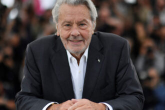 la un an de la moartea lui alain delon incepe razboiul pentru avere fiul cel mic al marelui actor isi da in judecata fratii 68b9355c81ef9