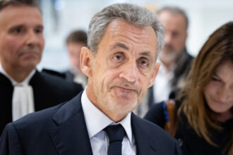 lui macron i se cere sa l gratieze pe sarkozy pentru ca acesta sa nu ajunga la inchisoare o umilire a statului si institutiilor 68d6a9165a4ff