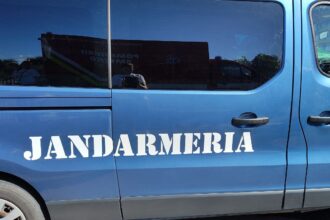 medgidia un tanar s a panicat cand i a vazut pe jandarmi avea si motiv iata ce a aruncat pe jos 68d7bfad86887