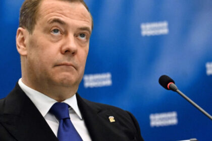 medvedev se implica in cazul asasinarii activistului charlie kirk si sugereaza o legatura intre ucraina si moartea acestuia 68c2c2eff13fd