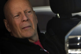 noi dezvaluiri despre starea de sanatate a lui bruce willis sotia actorului creierul lui cedeaza 68b92dbba74c7