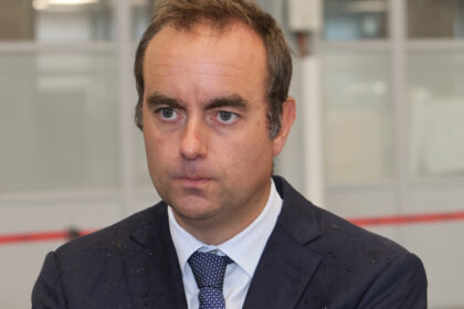 noul premier francez sebastien lecornu retrage propunerea de eliminare a doua zile libere si anunta strategia pentru a adopta bugetul 68c67bb79a82e