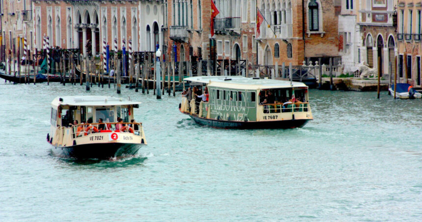 nu mai inotati in canalele noastre si puneti ceva pe voi romanca expulzata din venetia din cauza ca s a scaldat in canal grande 68c84f4a0ae51