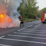 o masina a luat foc in mers pe dn 17 judetul suceava flacarile au cuprins intreg vehiculul traficul este complet blocat 68b9cdf4e744c