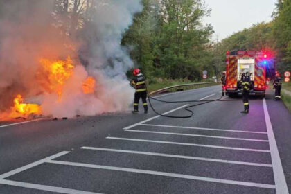 o masina a luat foc in mers pe dn 17 judetul suceava flacarile au cuprins intreg vehiculul traficul este complet blocat 68b9cdf4e744c