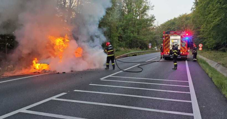 o masina a luat foc in mers pe dn 17 judetul suceava flacarile au cuprins intreg vehiculul traficul este complet blocat 68b9cdf4e744c