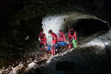 o persoana a fost gasita decedata pe munte salvamontistii romani au transportat alte 4 la spital 68cfc344a42b8