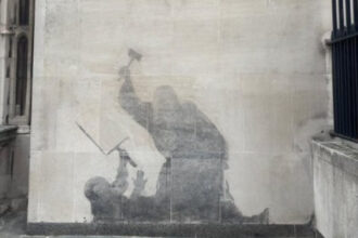 o pictura murala realizata de banksy pe o cladire a justitiei britanice a fost indepartata dupa ce a starnit controverse 68c19825a277c