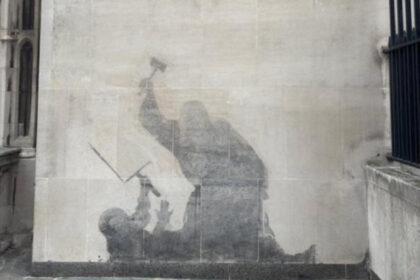 o pictura murala realizata de banksy pe o cladire a justitiei britanice a fost indepartata dupa ce a starnit controverse 68c19825a277c