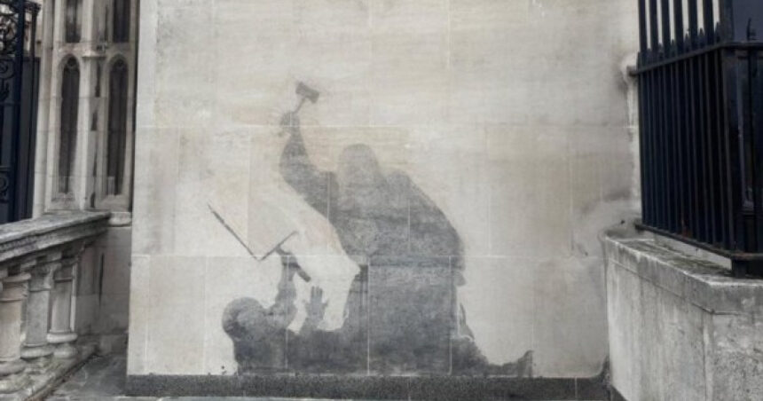 o pictura murala realizata de banksy pe o cladire a justitiei britanice a fost indepartata dupa ce a starnit controverse 68c19825a277c