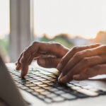 parintii copiilor cu dizabilitati pot lucra de acasa 8 zile pe luna ce mai prevede proiectul adoptat de catre deputati 68c18c8f34999