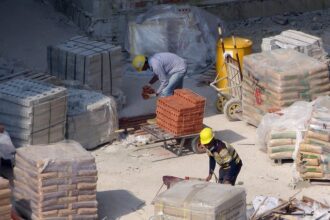 piata constructiilor din romania atinge un record istoric de angajati ritmul poate fi insa incetinit dupa o expansiune acccelerata 68b69c51087ce