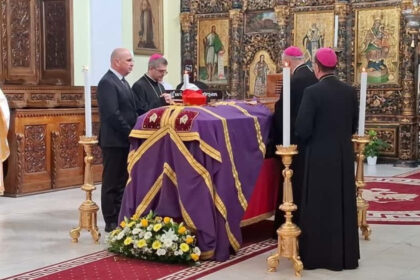 premierul ilie bolojan la catafalcul cardinalului lucian muresan sunt prezent in semn de respect pentru viata acestuia 68d7e0f758573