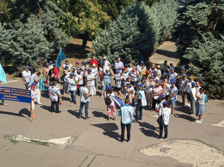 profesorii din constanta au protestat azi in fata prefecturii nemultumiti de modificarile legislative 68b818442db04