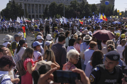 proteste ale sindicalistilor din administratie luni in bucuresti ei ameninta cu greva generala ilie bolojan i a invitat la discutii 68c6c47ea1f9f