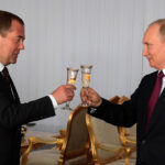 putin l a decorat pe dmitri medvedev de ziua sa fostul presedinte rus a amenintat recent sua 68c6bb0368792