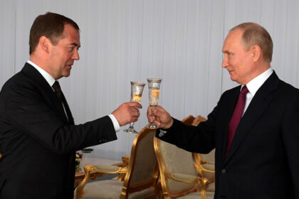 putin l a decorat pe dmitri medvedev de ziua sa fostul presedinte rus a amenintat recent sua 68c6bb0368792