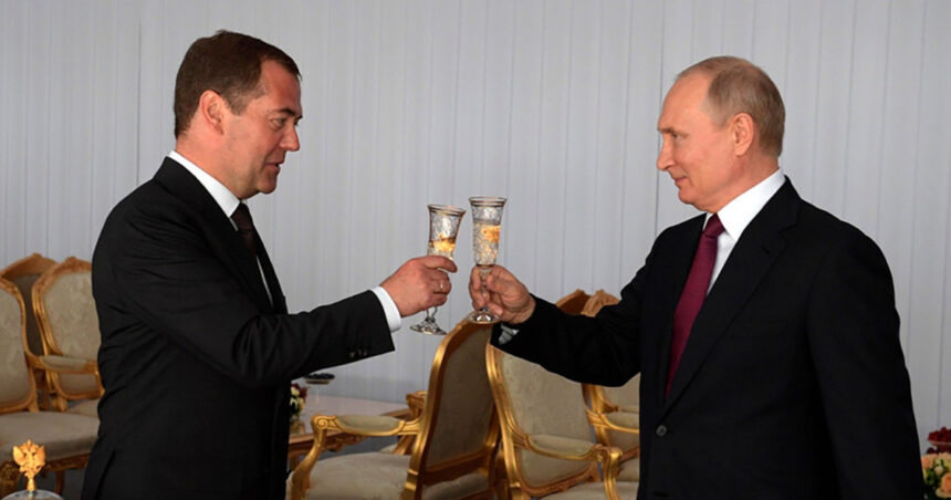 putin l a decorat pe dmitri medvedev de ziua sa fostul presedinte rus a amenintat recent sua 68c6bb0368792